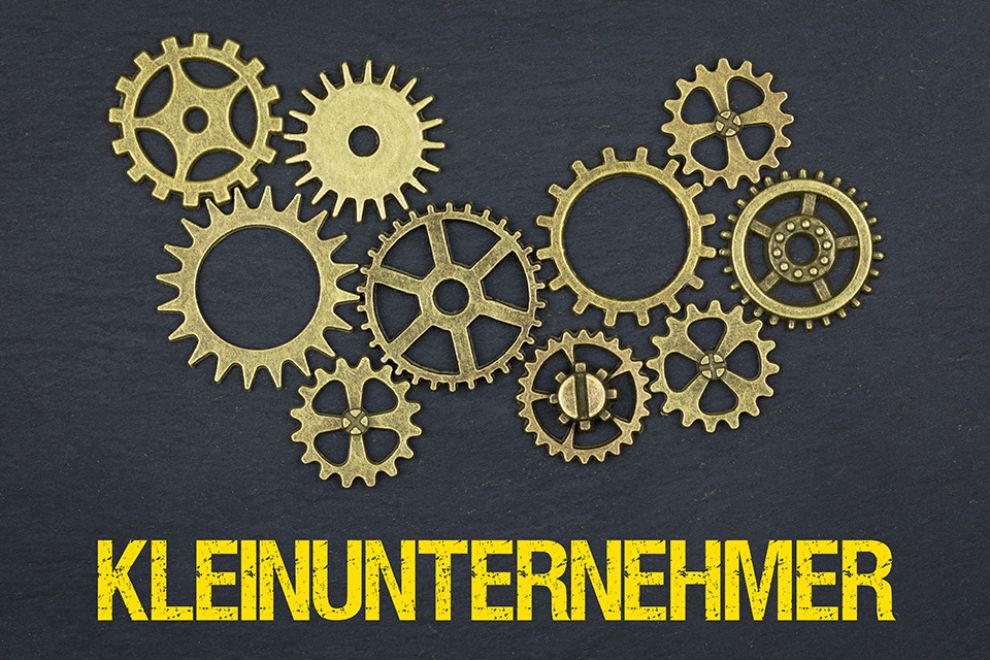 Foto: Zahnräder und Schriftzug Kleinunternehmer