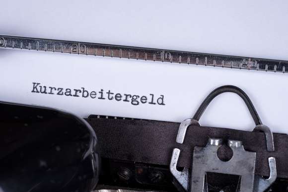 Foto: Schreibmaschine mit Aufschrift Kurzarbeitergeld