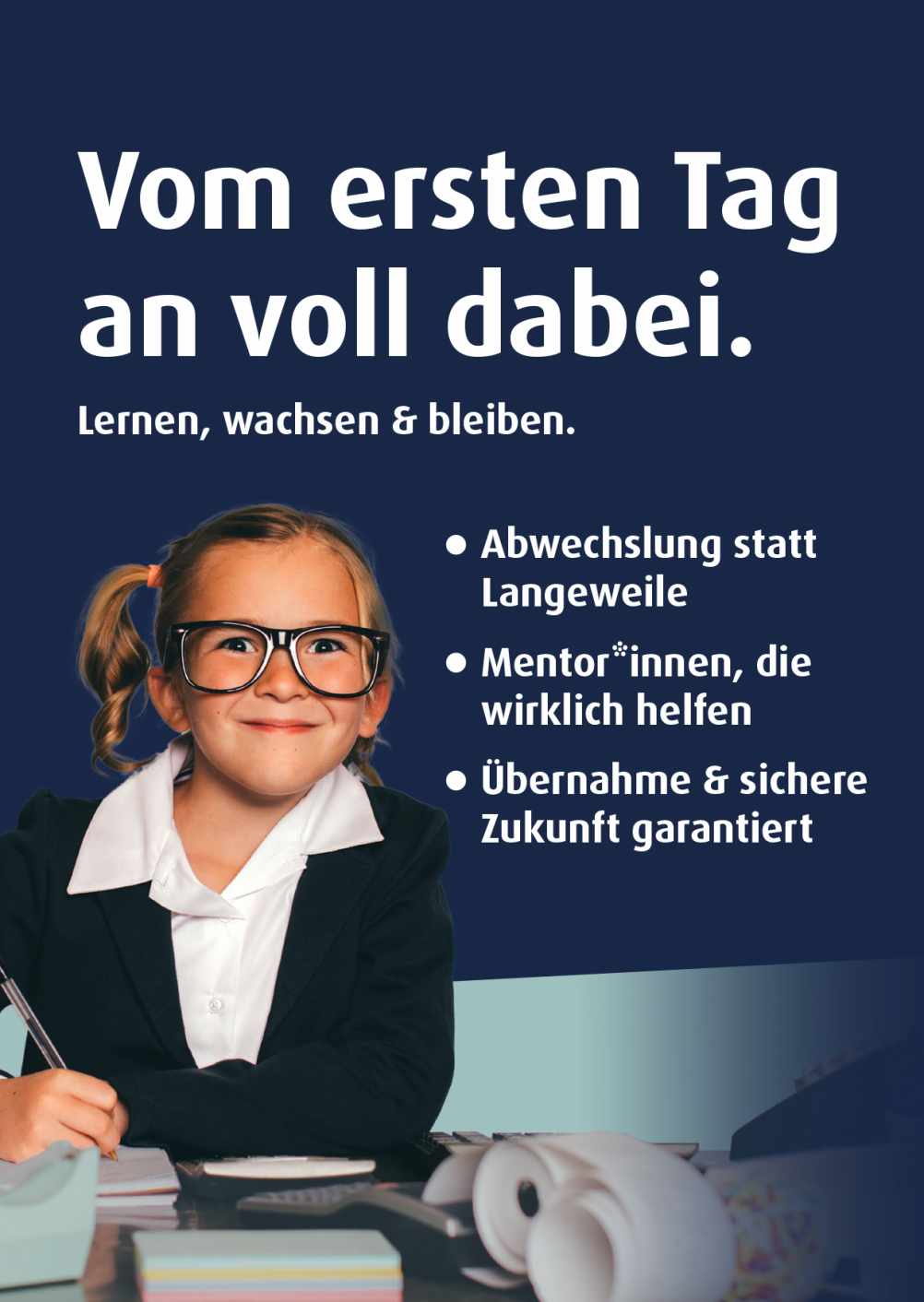Mädchen mit Zopf und Brille mit Businessanzug
