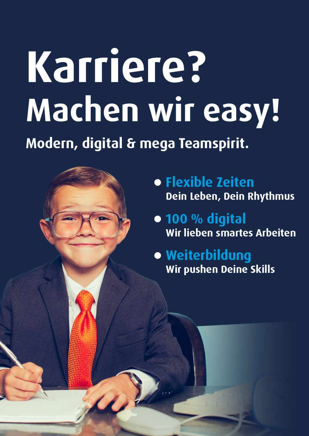 Junge mit Brille im Anzug und Krawatte schaut verschmitzt
